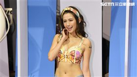 袁艾菲出席巴西泳裝秀擔任走秀嘉賓演繹夏日比基尼風情