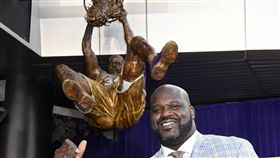 ▲歐尼爾開心的看著他的雕像。（圖／美聯社／達志影像）