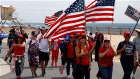 蒙面男突襲川普支持者集會 馬上被打跑_路透社/達志影像