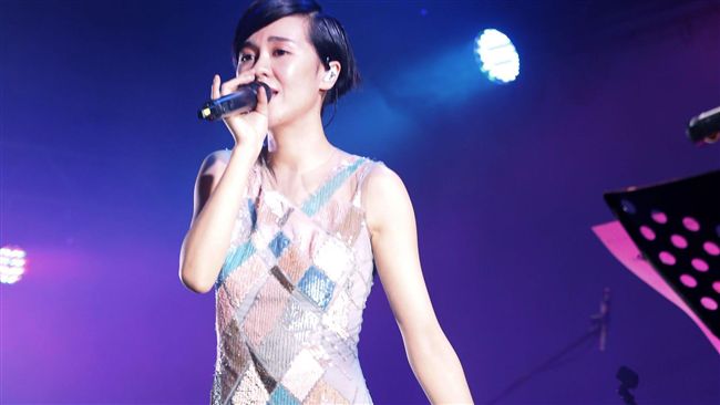 郁可唯小露性感　人魚裝登台開唱
