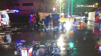 小黃左轉挨撞　騎士卡車底機車噴飛