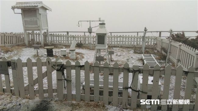 冷氣團發威　玉山下午2時5分降雪了