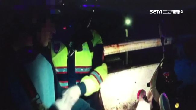 安毒黏手腕！遇警盤查「捲袖」藏不住