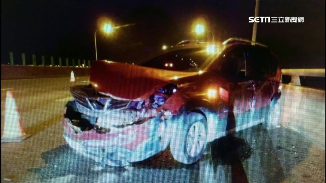 5車連環撞！女駕駛撞護欄尖叫不停