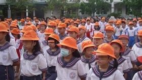 帽子,升旗,國小,小學,小橘帽,小黃帽,鬆緊帶-翻攝自爆廢公社臉書社團