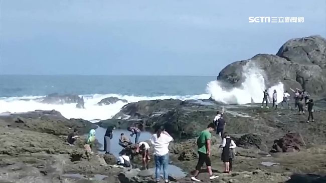 陸客搶拍浪花　石梯坪美景暗藏危險