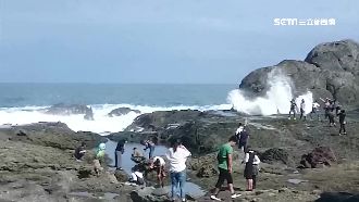 陸客搶拍浪花　石梯坪美景暗藏危險