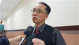 38歲李小姐常分心，一下子洗衣服，中途又去洗碗、也會突然跑去買洗碗精，最後一事無成。醫師許正典（圖）說，成人注意力不足過動症可能跟兒童時期沒得到適當治療有關。 中央社記者陳偉婷攝　106年3月26日