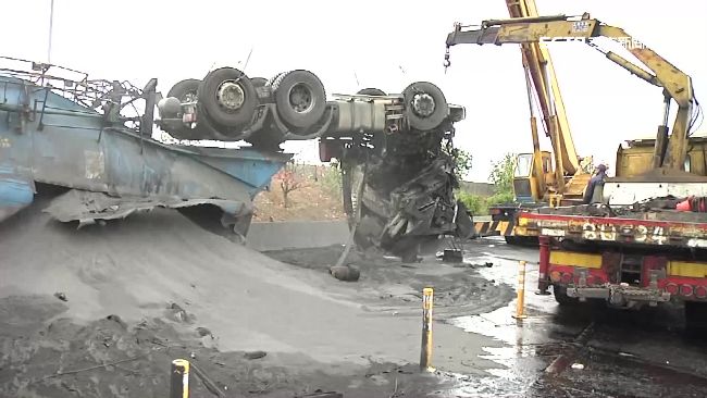 砂石車閘道翻車　飛灰撒滿地救援難