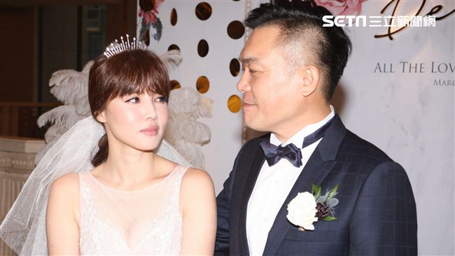 主播王偊菁婚宴　深V婚紗露極品鎖骨