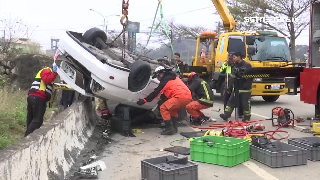 酒後代駕仍出事！轎車自撞護欄釀2傷