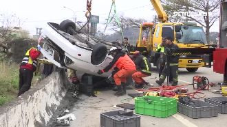 酒後代駕仍出事！轎車自撞護欄釀2傷