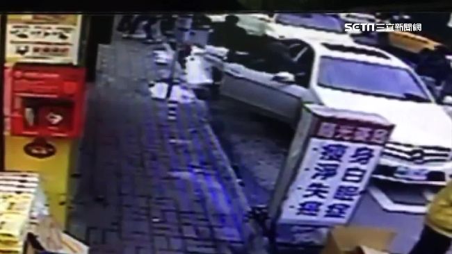 12惡煞持刀亂砍　2少年躲店家避難