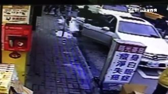 12惡煞持刀亂砍　2少年躲店家避難