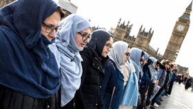 悼念英國倫敦恐攻罹難者，一群穆斯林婦女在西敏橋手牽手默哀／Women's March on London臉書