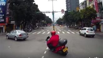 排隊是笨蛋？違規左轉　慘遭大哥擊落