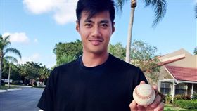 陳偉殷與首安球合照（圖／翻攝自陳偉殷粉絲團）