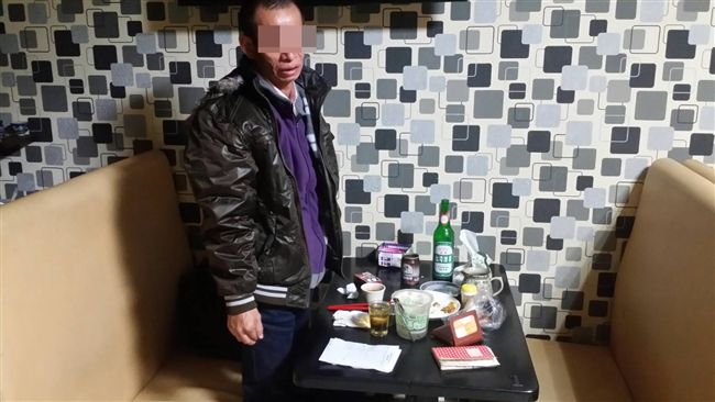 男裝闊點6女陪唱　沒錢付竟掰錢包掉