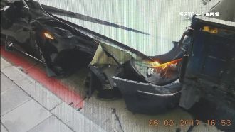 酒駕連撞7車　百萬BMW輪胎噴飛