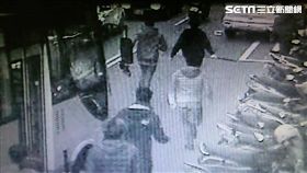 張男與人約在成泰路麥當勞談判，卻遭警方先一步驅離，張男等人不甘心返回現場，並錯認2名少年為仇家追砍成傷（翻攝畫面）