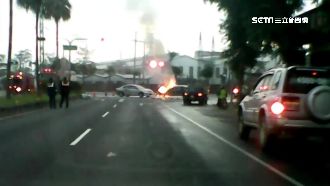 兩車對撞起火　肇事車主疑酒駕逃不見