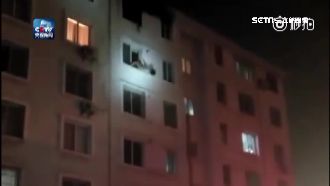 跟死神搶命！勇消「徒手」拉回墜樓女