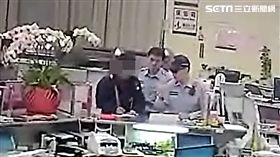 邱男誤以為兒子替人作保欠債遭綁走，前往台銀欲匯78萬元，所幸保七警員透過筆談，順利阻止邱男匯款（翻攝畫面）