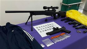 台南市麻豆區2家超商27日凌晨先後遭歹徒闖入搶劫，警方獲報後調派警員圍捕，2小時內逮捕涉嫌犯案的謝姓男子，並起出作案用的模型槍及毒品。（翻攝畫面）中央社記者楊思瑞台南傳真 106年3月27日