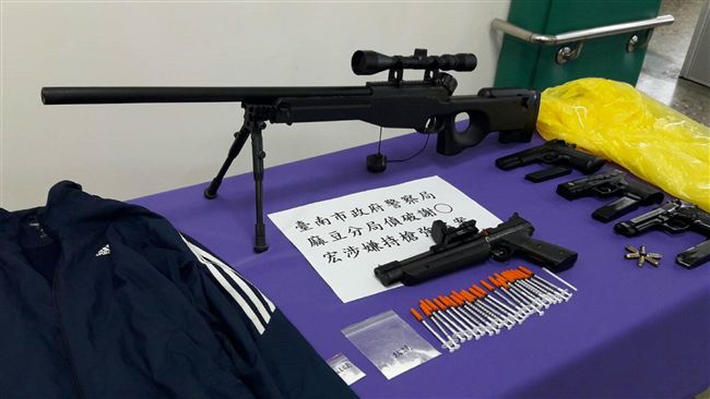 富二代生日缺錢搶超商　女友上銬氣炸