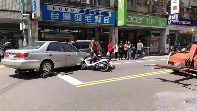 拖吊車變凶器！被拖車輛甩出撞傷騎士