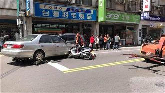 拖吊車變凶器！被拖車輛甩出撞傷騎士