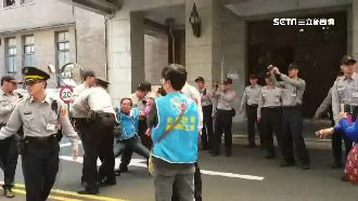 反年改衝政院　下跪盼林全出來面對