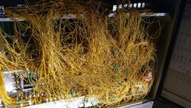 光纖線,電箱,分離器,splitter,髮絲,Imgur,完美主義,電線,雜亂,任務,美國 圖／翻攝自Imgur　https://goo.gl/iCWI3l