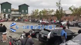 慘！賽車甩尾失準　限量骨董車被撞壞