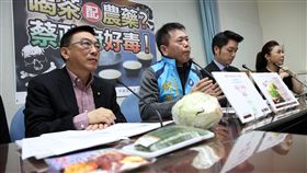 國民黨立法院黨團27日在立法院召開記者會，首席副書記長林為洲（左2）會中表示，民進黨選前的食安五環政見，一上任後就變成了食安五洞，是漏洞百出，從核災食品到現在放寬農藥殘留標準，政府讓民眾對食安沒信心。中央社記者鄭傑文攝　106年3月27日