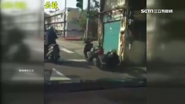等紅燈分秒必爭　騎士路邊做仰臥起坐