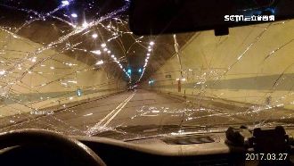 引擎蓋沒卡好　國道上砸裂擋風玻璃