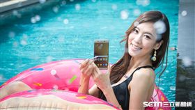 圖／防水！美模帶三星Note7下泳池　彩虹獨角獸趴踢