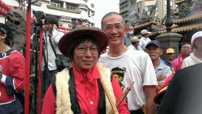 暖心郵差救路倒婦　還塞2千元醫藥費