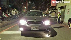 警方開車尾隨吳姓毒販卻遭甩開，沿途追緝再尋出對方，吳男嘗試撞開警車失敗遭逮（翻攝畫面）