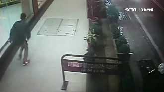 車手為躲警翻牆　17萬贓款沿路丟