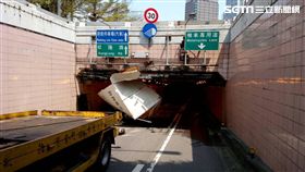 台北市1輛貨車行經基隆路時，未注意限高標示開入地下道，導致車台整個被扯開，車輛還擦撞牆壁起火，所幸迅速被撲滅（翻攝畫面）