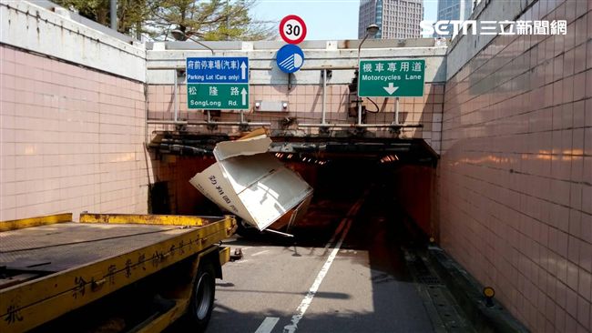 無視限高硬闖地下道　小貨車一秒解體