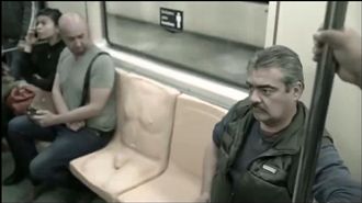 地鐵設「陽具座位」　竟是要男乘客…