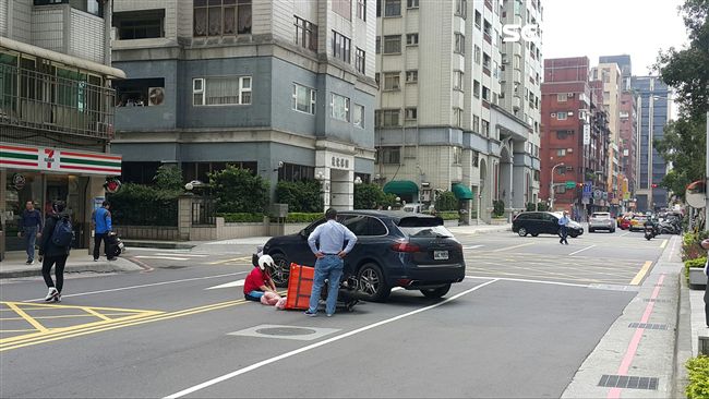 肉販騎車趕送貨　煞不住撞上保時捷