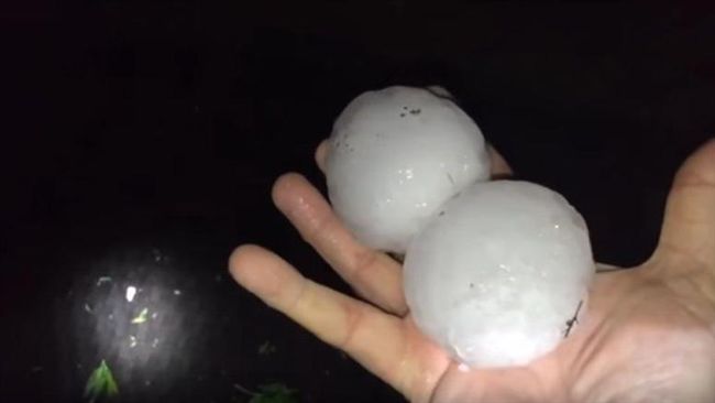 冰雹棒球大！天降橫禍砸爆擋風玻璃
