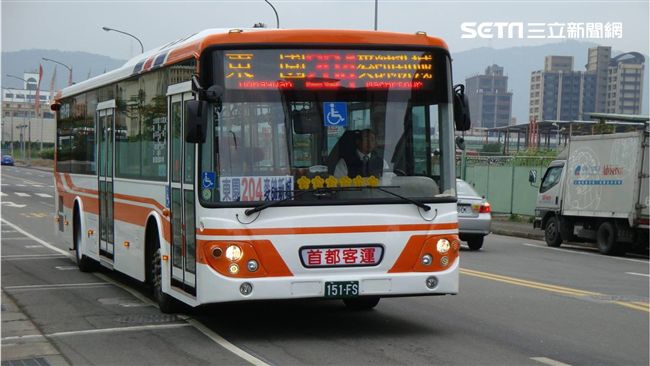 搭車邊聽歷史　公車上有說書人司機