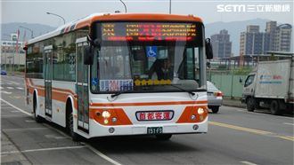 搭車邊聽歷史　公車上有說書人司機