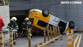 王姓計程車司機疑似腦中風昏迷後，車輛直接撞上分隔標誌後翻覆，路人合力將他救出後送醫（翻攝畫面）