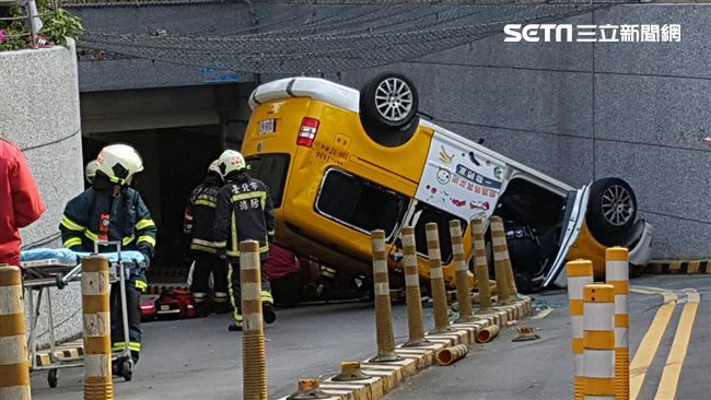 運將突病發昏迷　小黃衝入地下道翻覆